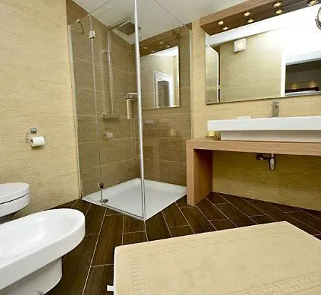 Loznica Sleeps 10 Pool Air Con فيلة *