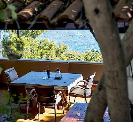 فيلة Loznica Sleeps 10 Pool Air Con *